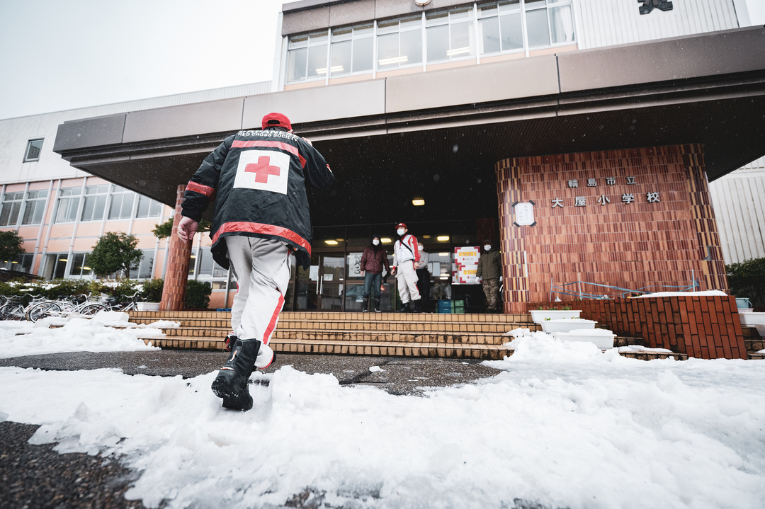 Okayama Branch Rescue Team walking through the snow toward the shelter (Okayama Red Cross Hospital).jpg
