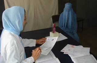 問診するアフガニスタン赤新月社クリニック助産師©IFRC