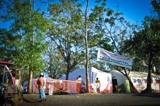 テントが立ち並ぶフィールド・ホスピタル。敷地内にはスタッフの宿舎も併設されている。©IFRC / Jess