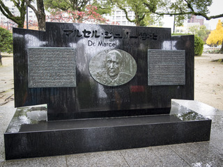 広島平和記念館南の緑地帯にあるジュノー顕彰碑©ICRC