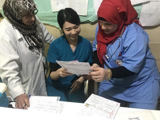 ハイファ病院の救急外来の看護師と看護師長とともに救急外来診療録の内容を評価しているところ