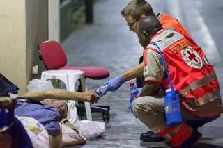 フランス赤十字社のボランティアが飲料水を配布