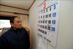 大波さんの自宅には「平成23年３月」のカレンダーが掛けられたまま。「このまま残しておきたい」と語ります