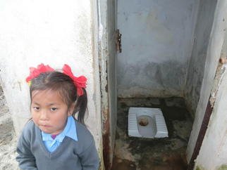 事業実施前の学校のトイレの様子。