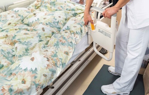 認知症の患者のベッドには開閉式手すりと緩衝マットを用意