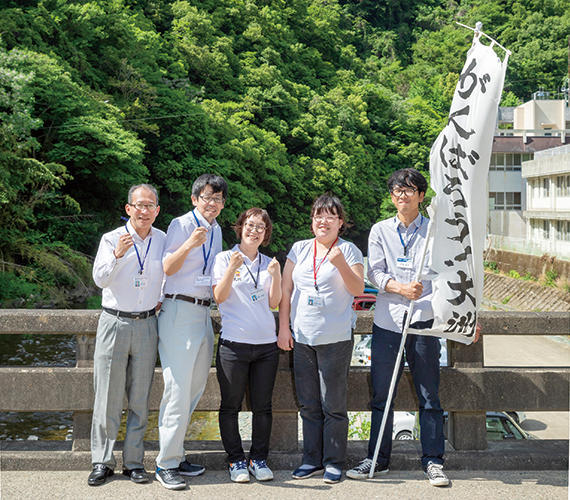 篠原雅人さん、係長・冨永哲成さん、桑村英里さん、井脇清美さん、中野芳将さんの写真