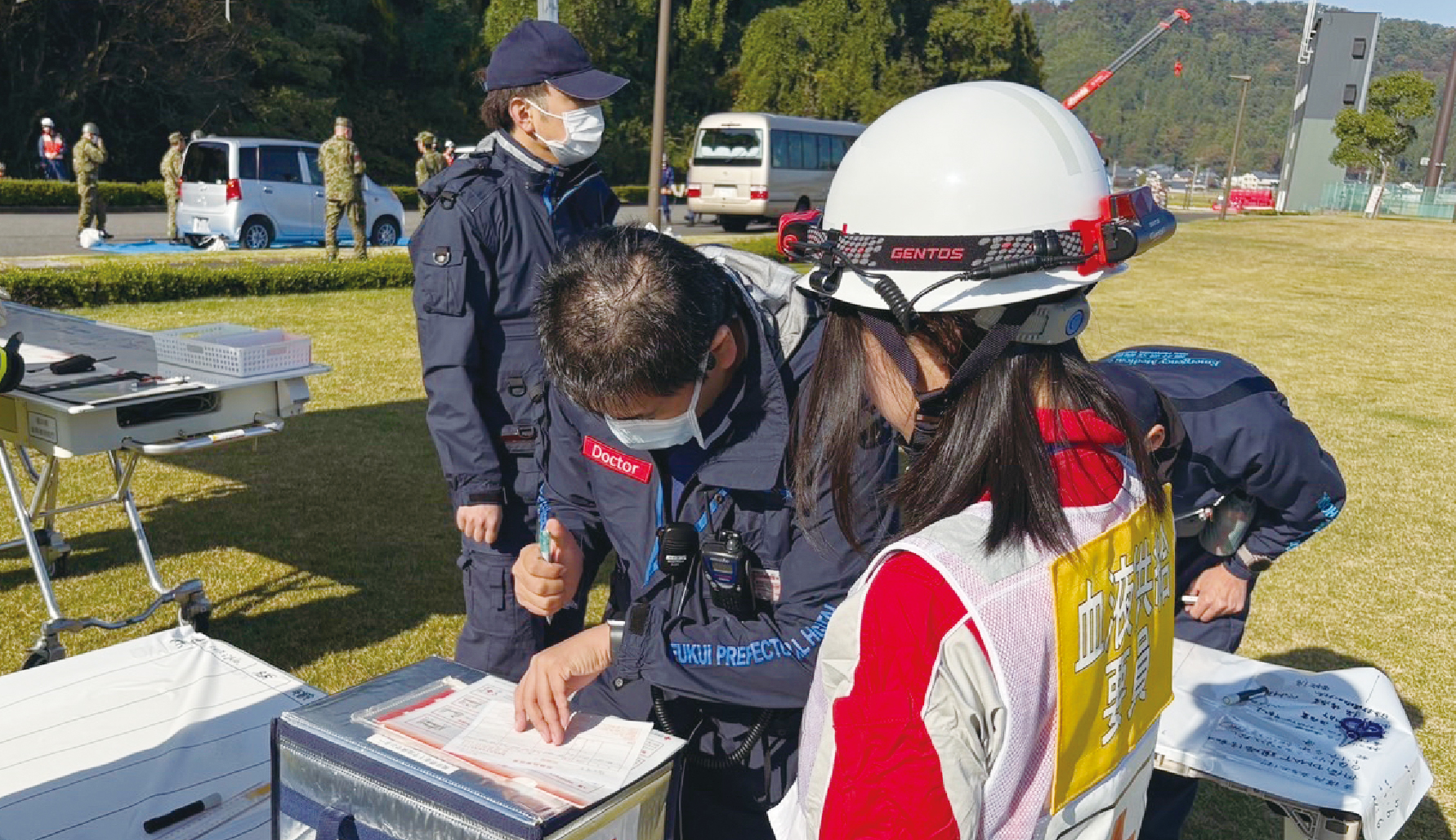 赤血球製剤（ダミー）を納品する原さん（右端）
