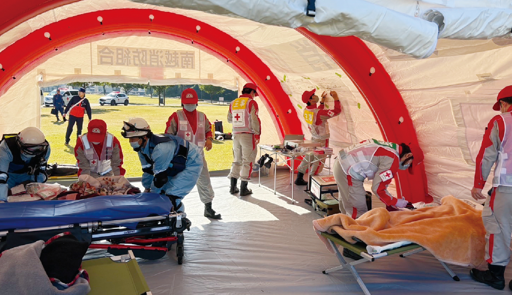 応急救護所の内部。訓練は本番さながらの緊張感の中で行われた