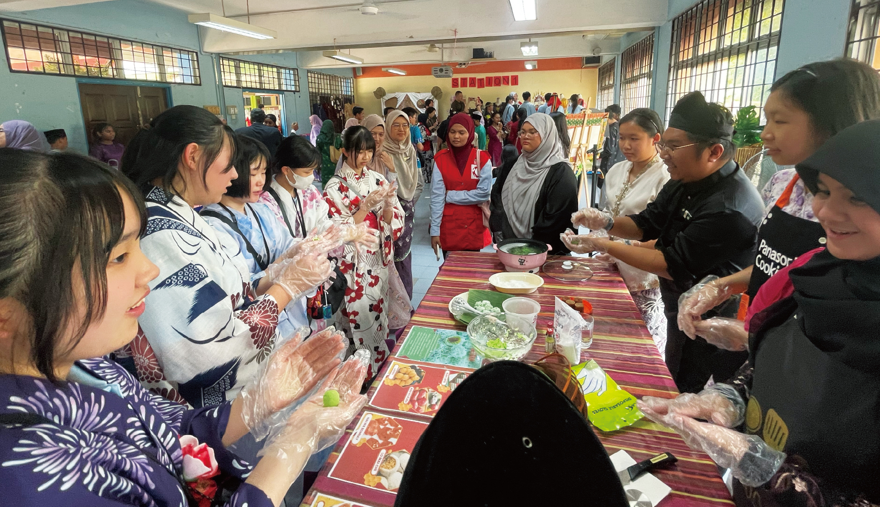 現地校での交流。文化を紹介し合う青少年赤十字メンバーと赤新月社ユースボランティアたち