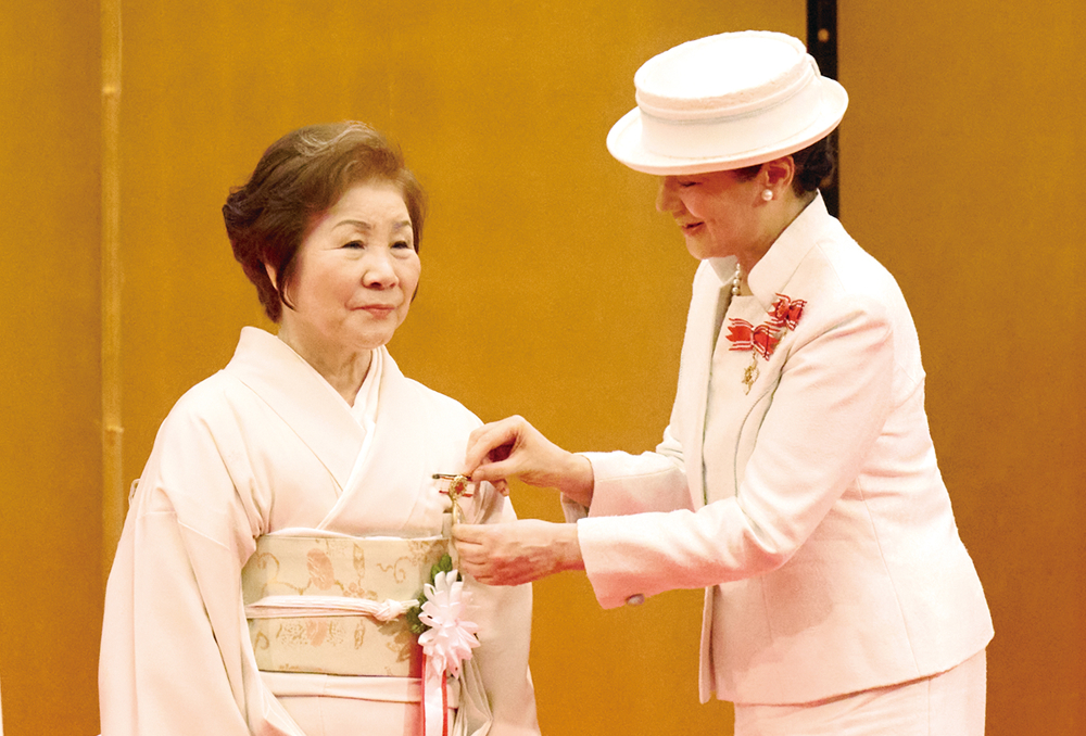 F・ナイチンゲール記章を授与される紙屋さん