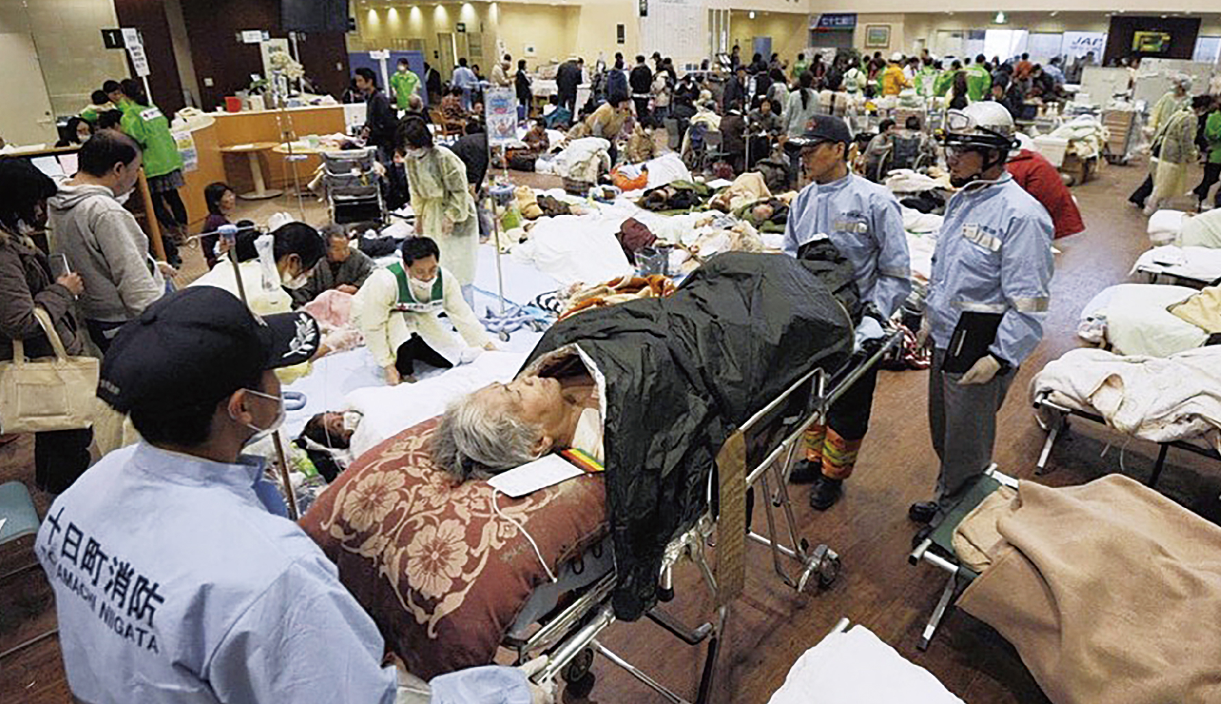 野戦病院さながらの石巻赤十字病院ロビー