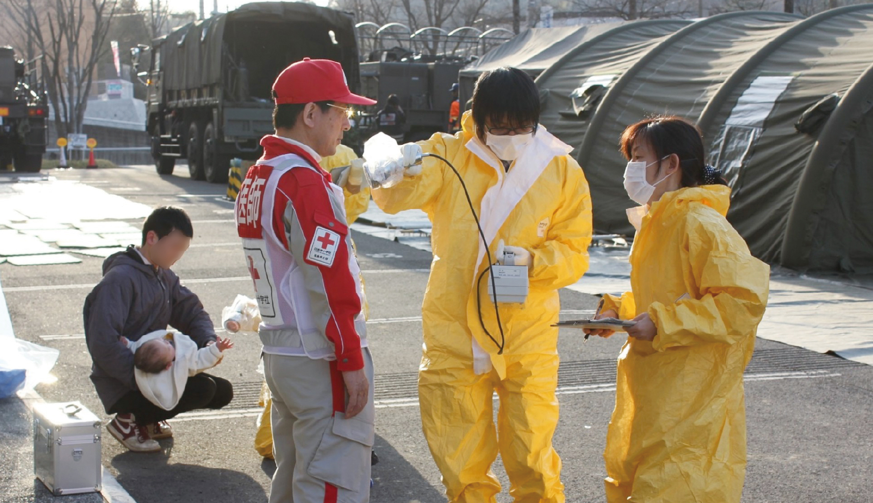 活動中に放射線数値を計測される福島赤十字病院救護班