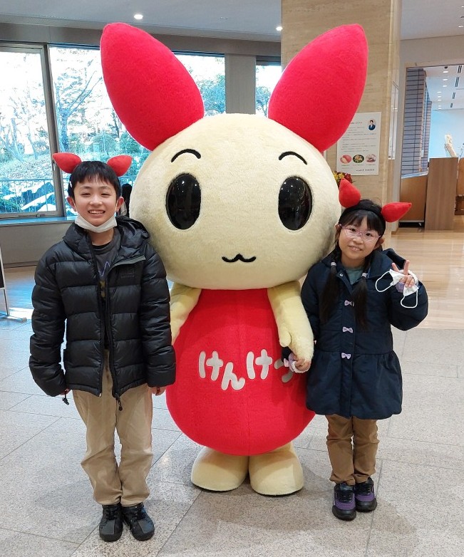 イベントに参加した子どもたちと写真撮影する、“けんけつちゃん”