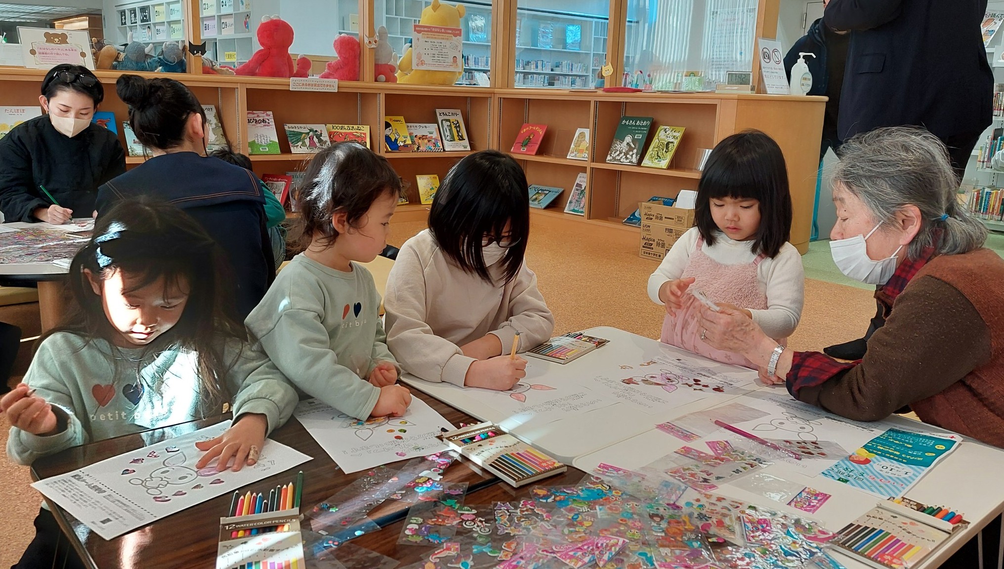 幼い子どもたち向けの「ぬり絵コーナー」