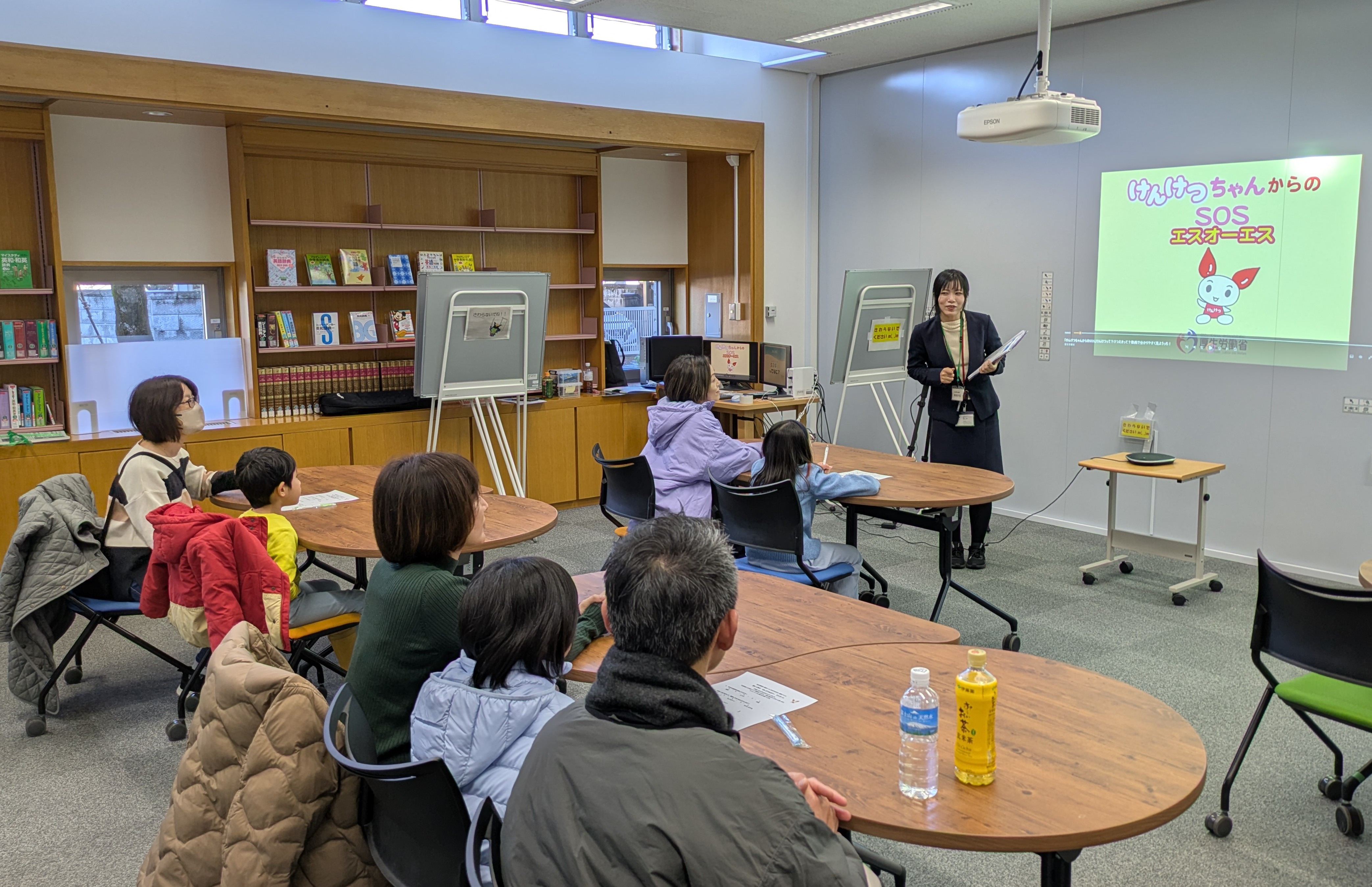 図書館の落ち着いた雰囲気の中、親子向けに開催される「献血セミナー」の様子