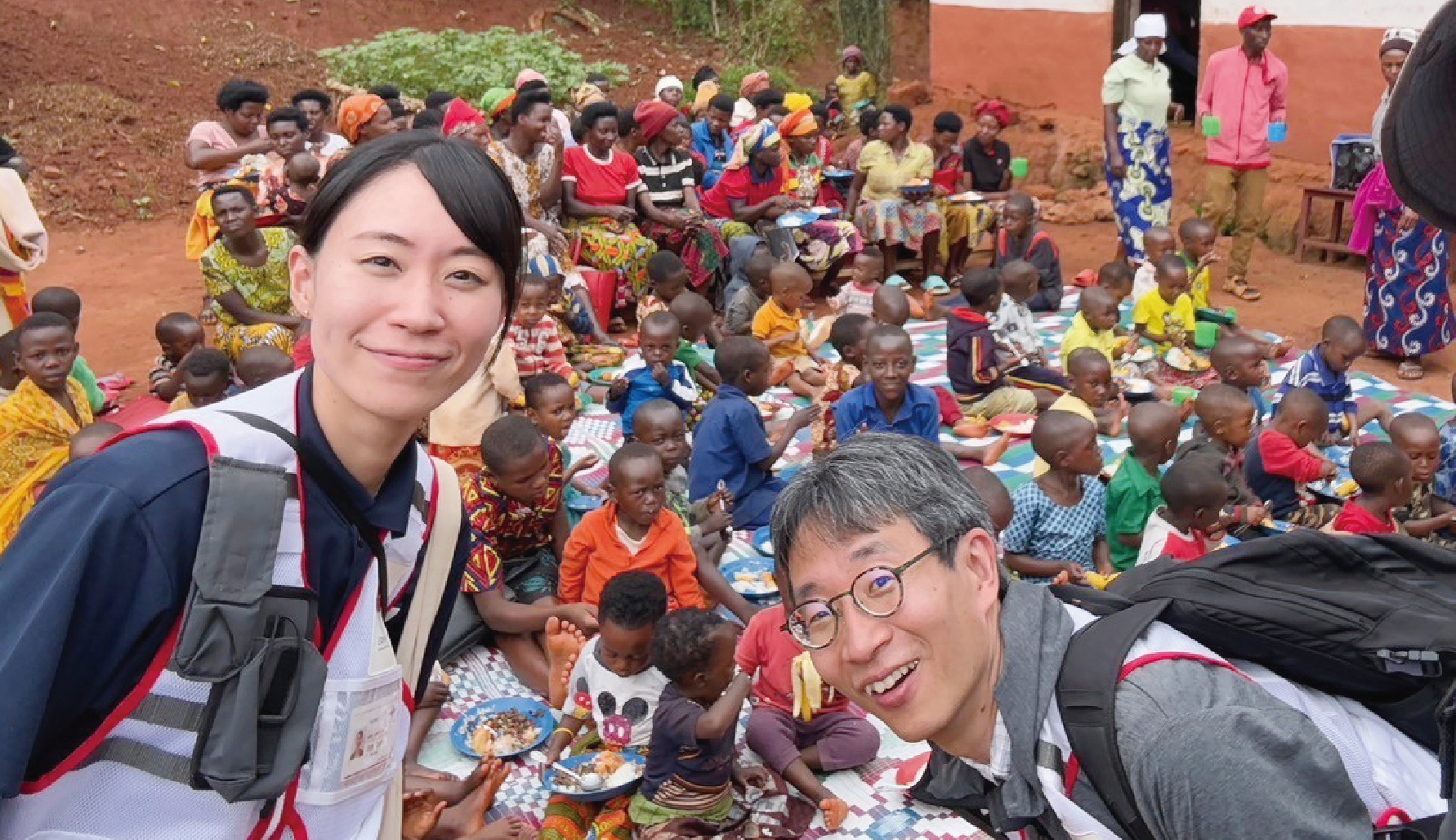 ボランティアが実施する「栄養教室」を見学（左側が記野さん）