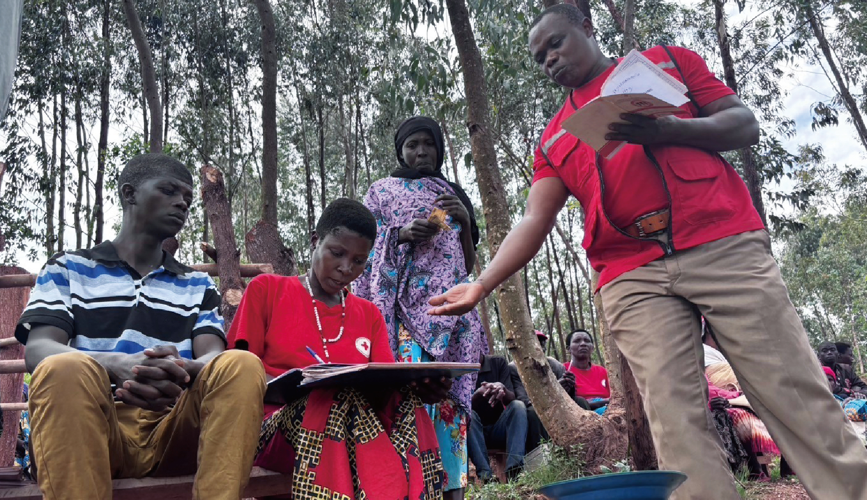 共同貯金の帳簿をつける村人たち