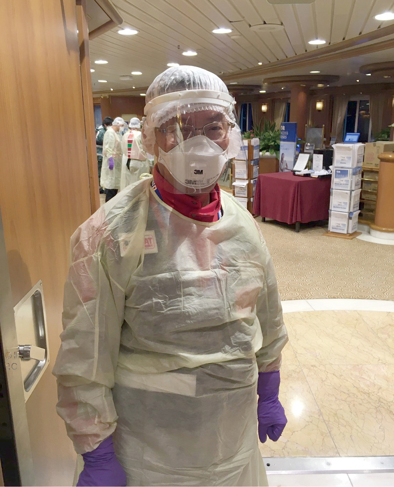 クルーズ船内で活動する渡部院長（当時）