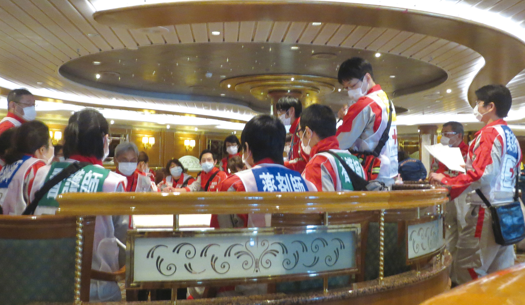 DMATとして症状のある患者のいる客室へ向かう日赤救護班の後ろ姿