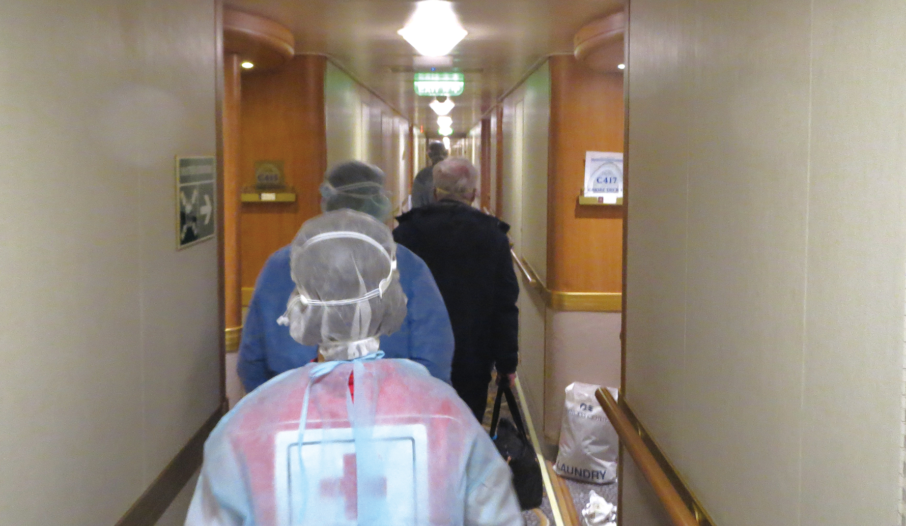 クルーズ船内の吹き抜けのある中央ロビーでミーティングを行う日赤救護班