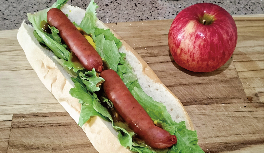 自分で作るホットドックが昼食の定番