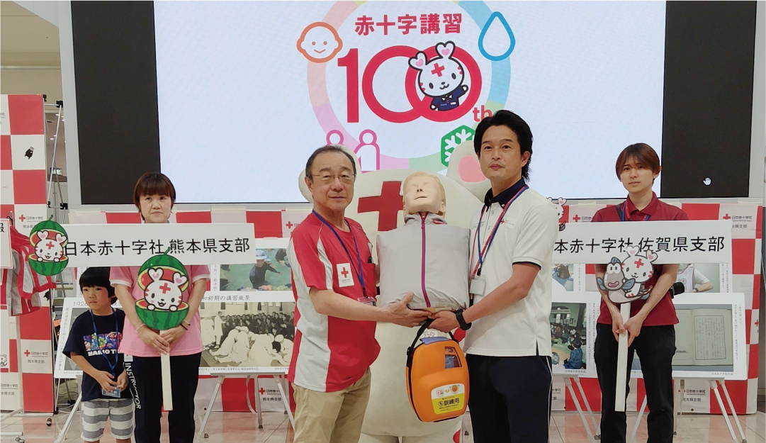 佐賀県支部から熊本県支部へ講習キャラバン人形セットを「バトン」タッチ