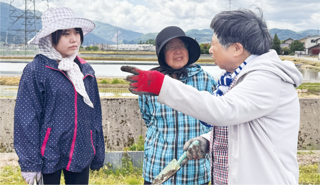 石川県　赤十字農園で作業を教わる参加者