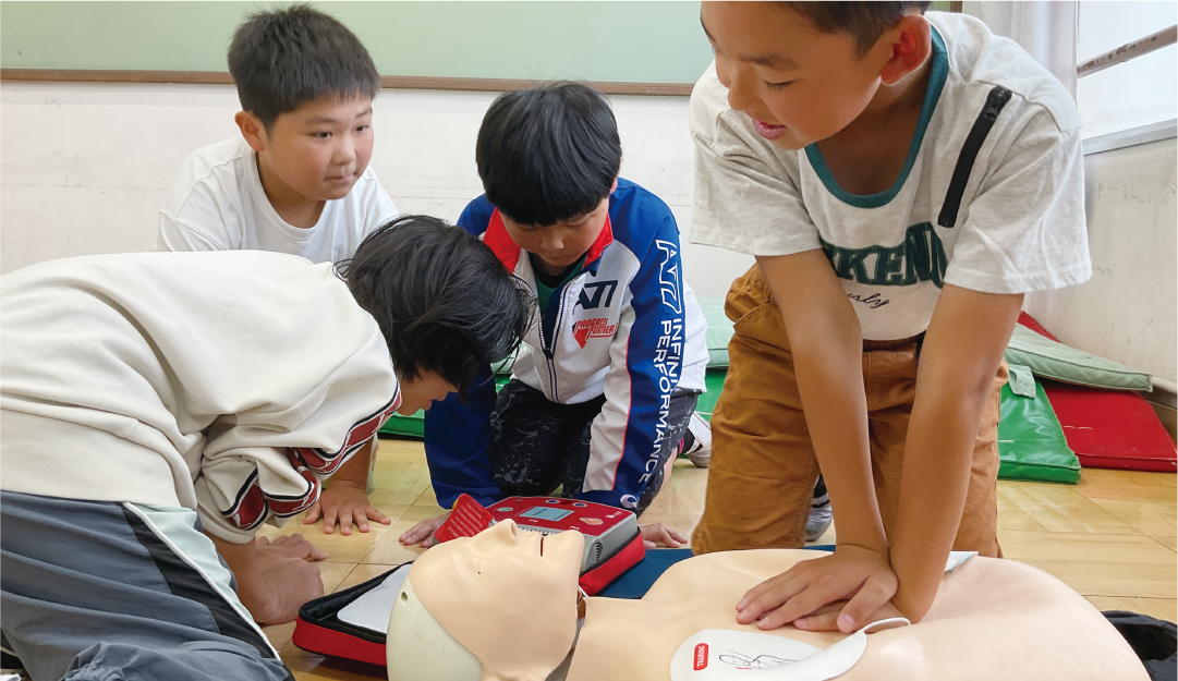 京都府　人形を使った救急法講習に取り組む小学生