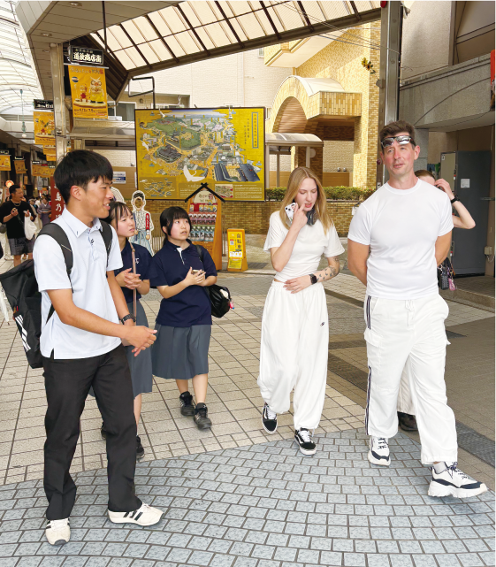 愛媛県　生徒たちが観光ガイドとして街を案内