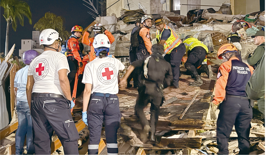 被災地域で捜索・救助を行うベネズエラ赤十字社の救助隊員（6月24日撮影）