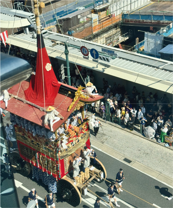 京都府 四条通を進む祇園祭の山鉾巡行