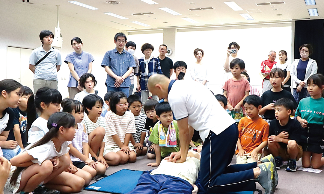 香川県 救急法指導員による実技のデモンストレーション