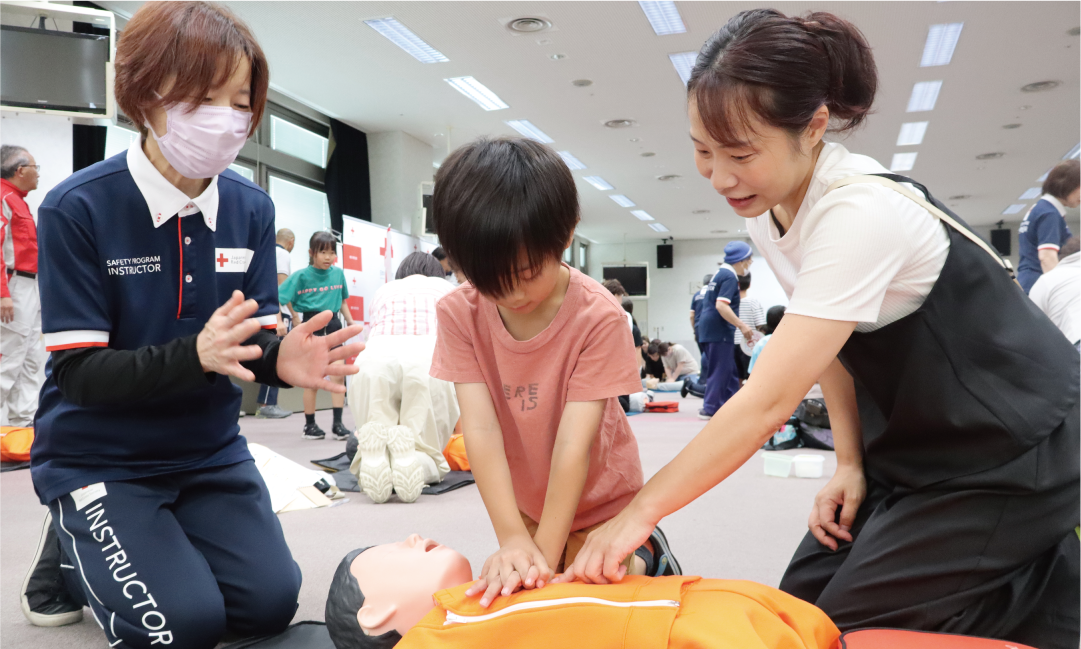 香川県 指導員に教わりながら心肺蘇生を体験する親子