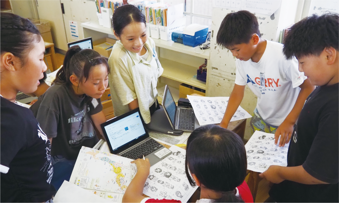 佐賀県 タブレットや地図帳を使って県名を考える児童たち
