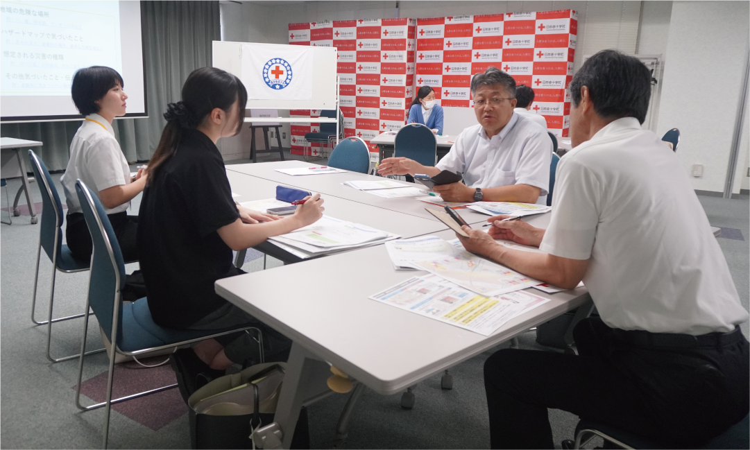 静岡県 赤十字防災セミナーのワークに取り組む参加者