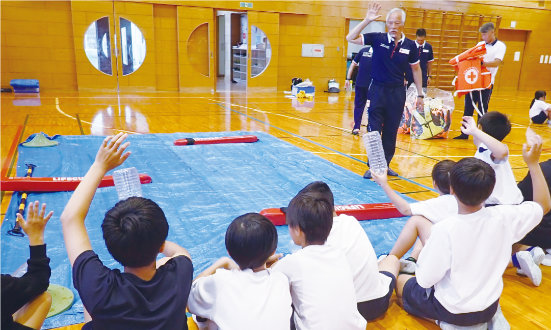 静岡県 「水に入らないレスキュー」を学ぶ生徒たち