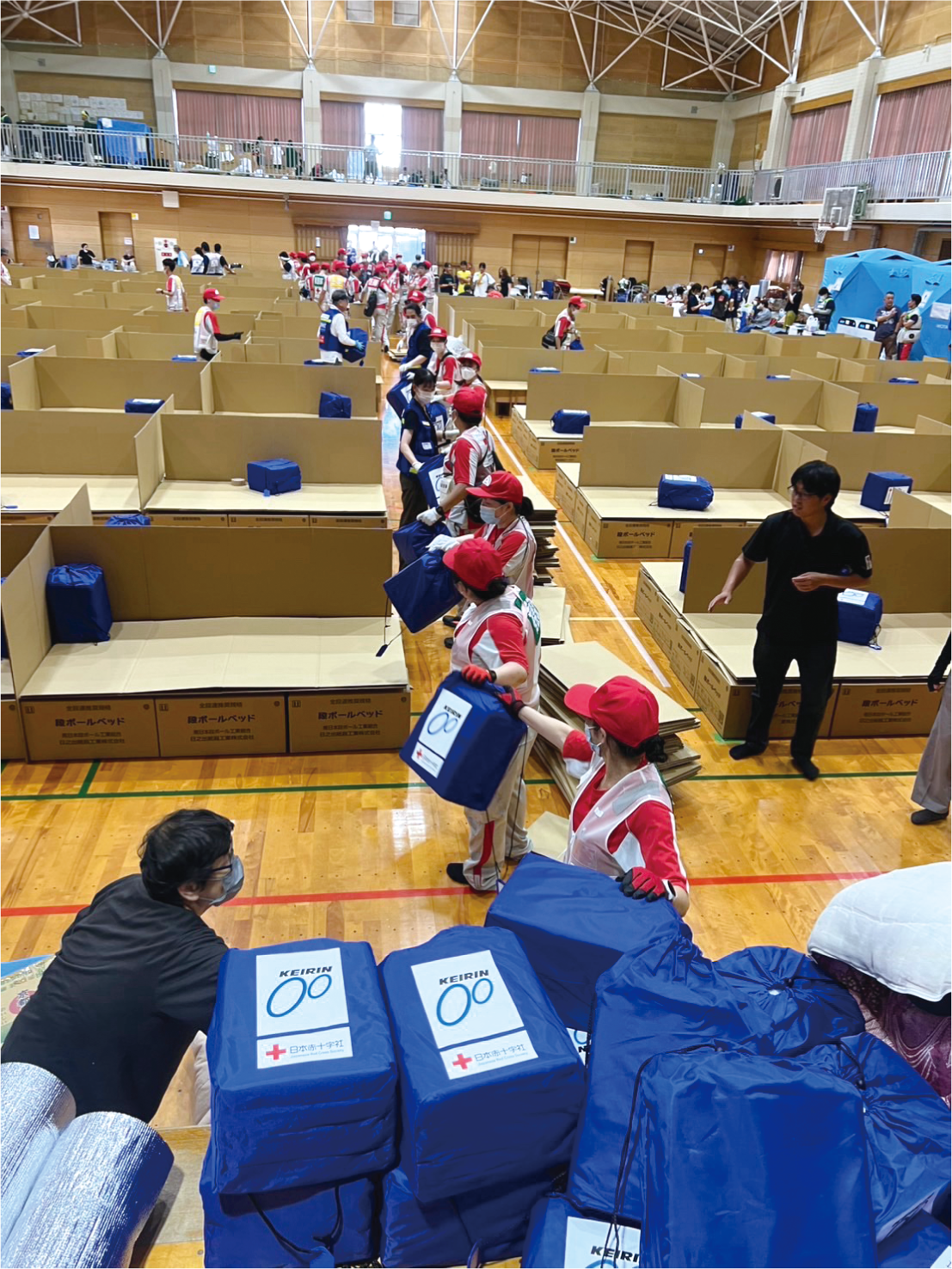 八代市立第二中学校での段ボールベッドの設置