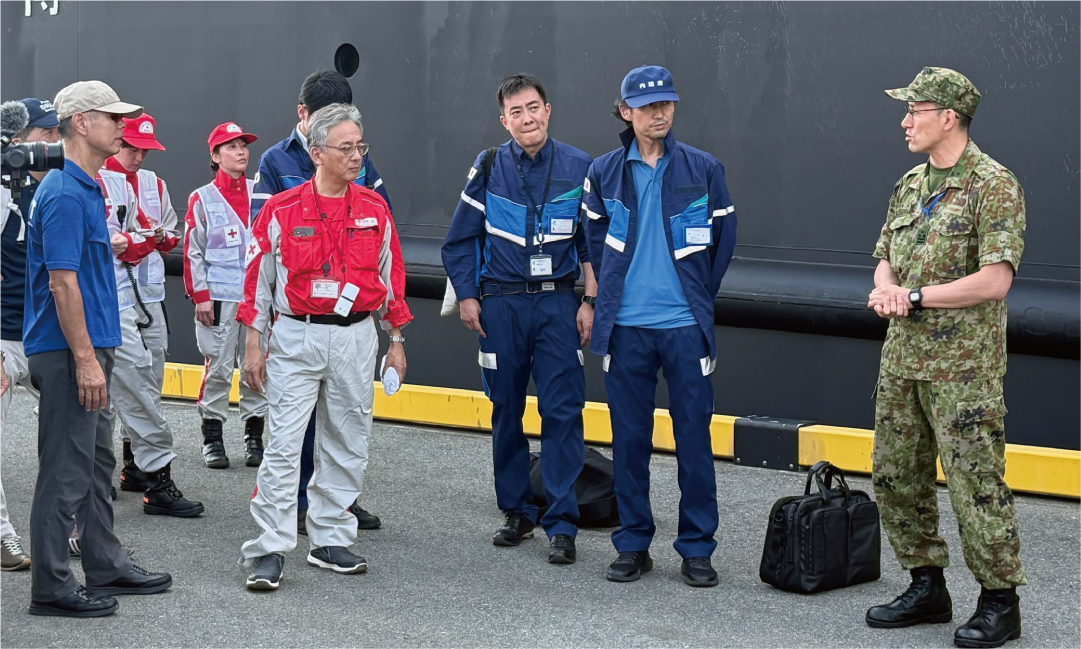 乗船前の打ち合わせを行う日赤救護班、内閣府、自衛隊