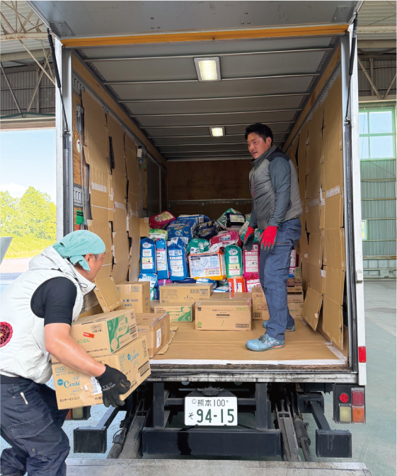 陸路で救援物資を運ぶグラウンドチーム