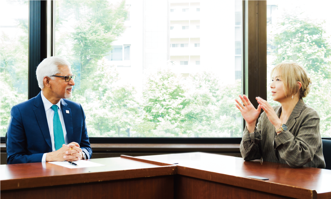 対談するジャガン・チャパゲインさんと山口智子さん