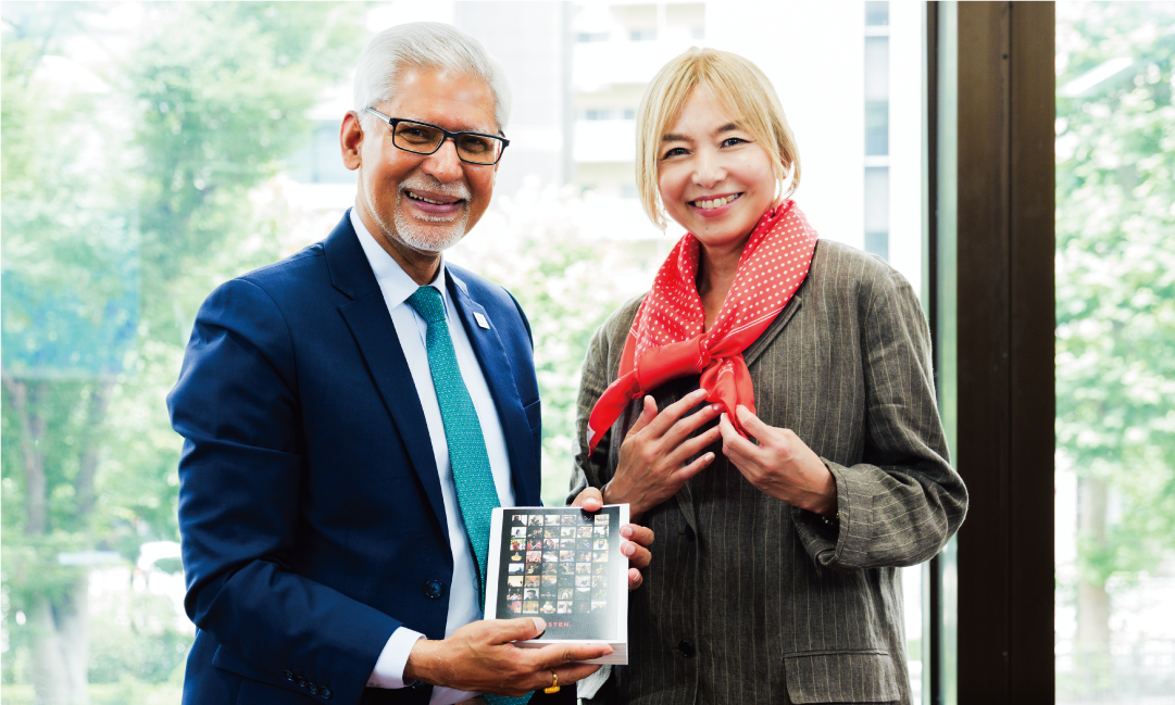 『LISTEN.』の書籍を手にするお二人