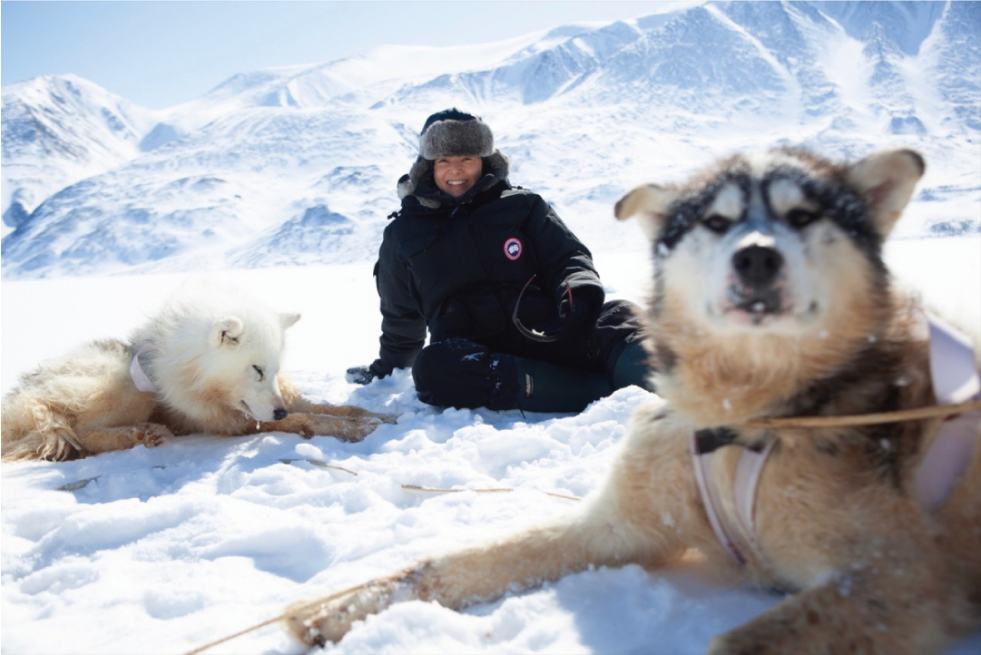 雪原で犬とふれあう山口智子さん
