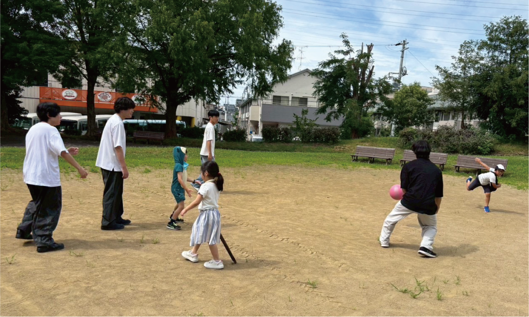 ドッジボールをする子どもたち