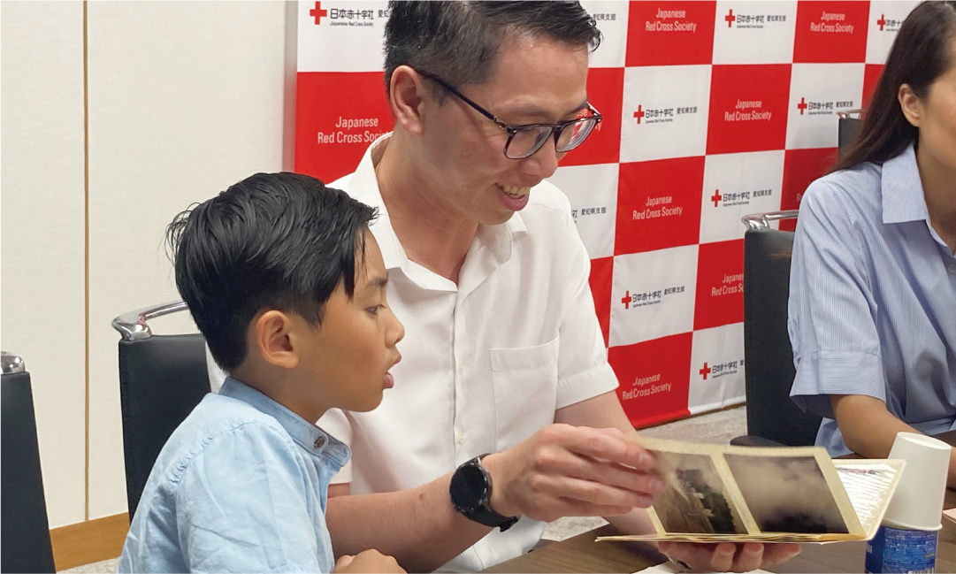 自身のルーツをたどるダイさんと息子さん
