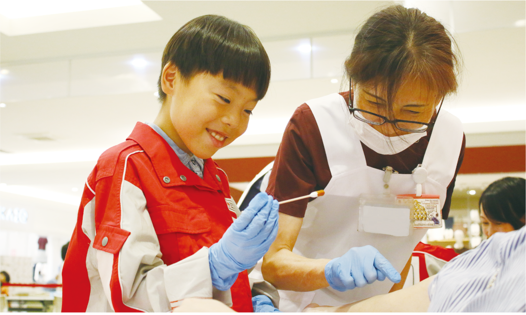 京都府　看護師の指導を受けながら献血スタッフの仕事を体験する子ども