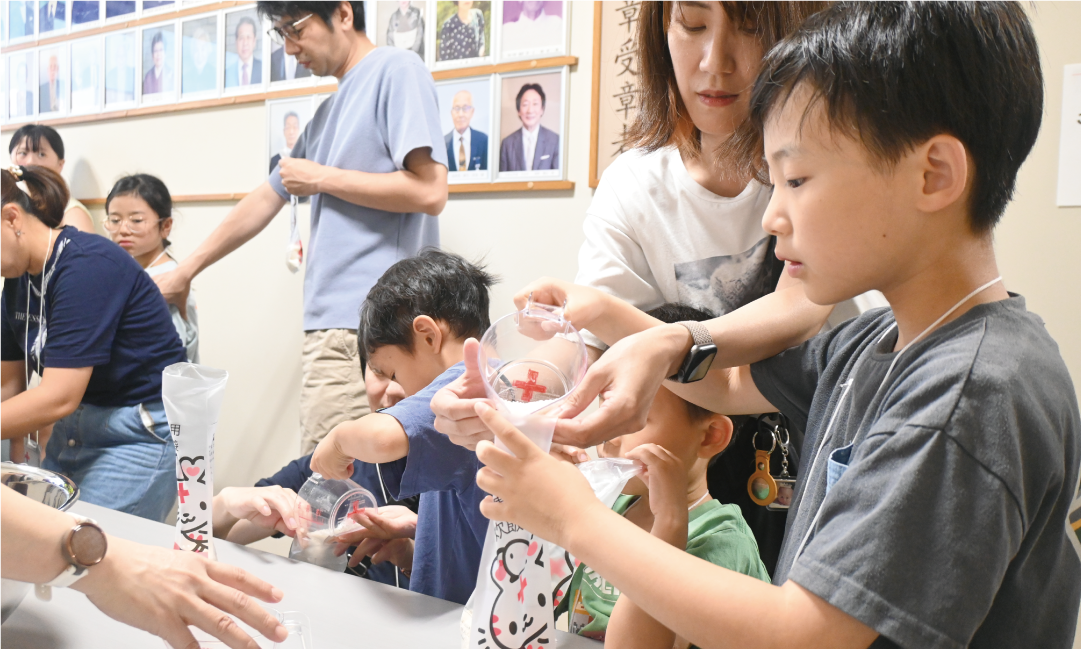 大分県　「夏休み親子ぼうさい教室」で炊き出しを体験する親子