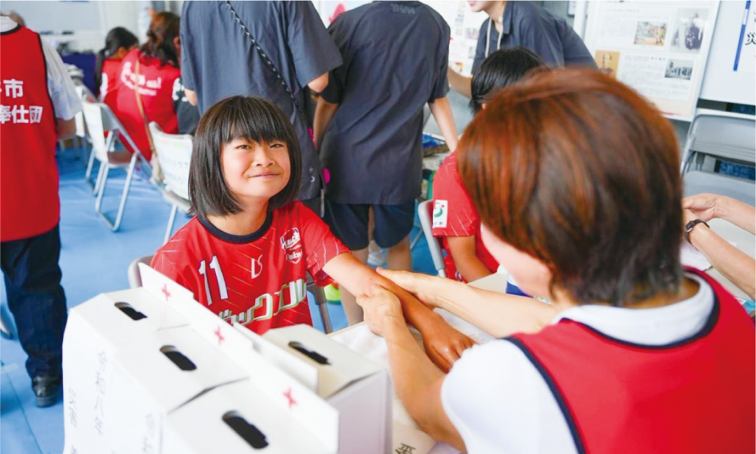 福井県　「防災アリーナプロジェクト」で赤十字奉仕団のブースに参加する子ども
