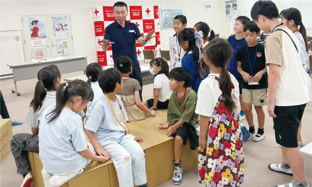 愛媛県　「赤十字キッズ防災ラボ」で説明を聞く子どもたち