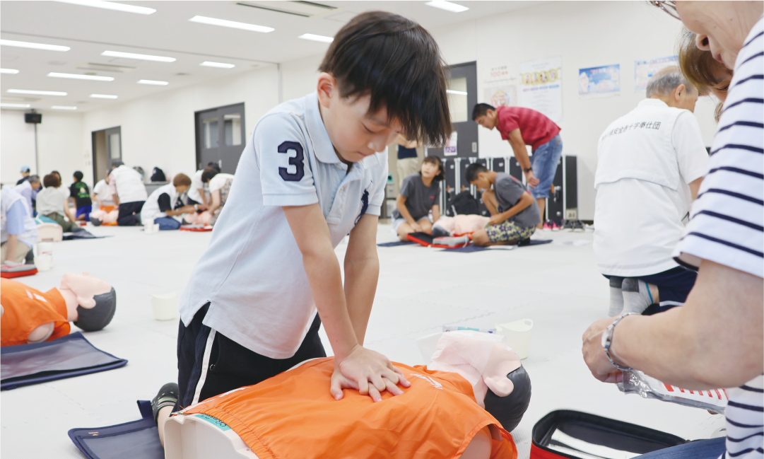 神奈川県　心肺蘇生の手当てを体験する参加者