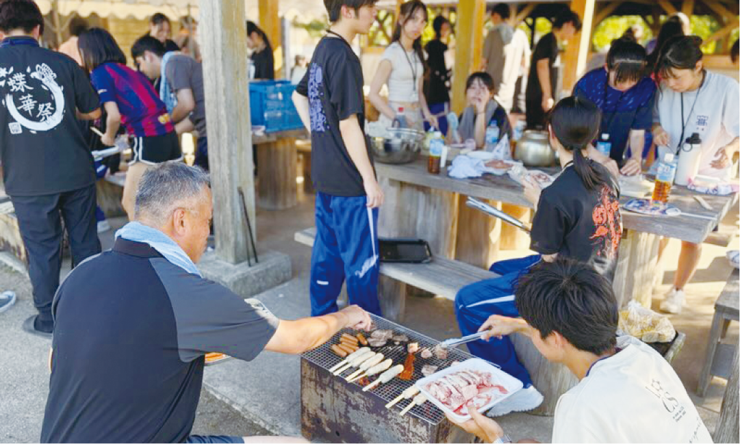 福井県　屋外で調理に取り組むトレセンの参加者